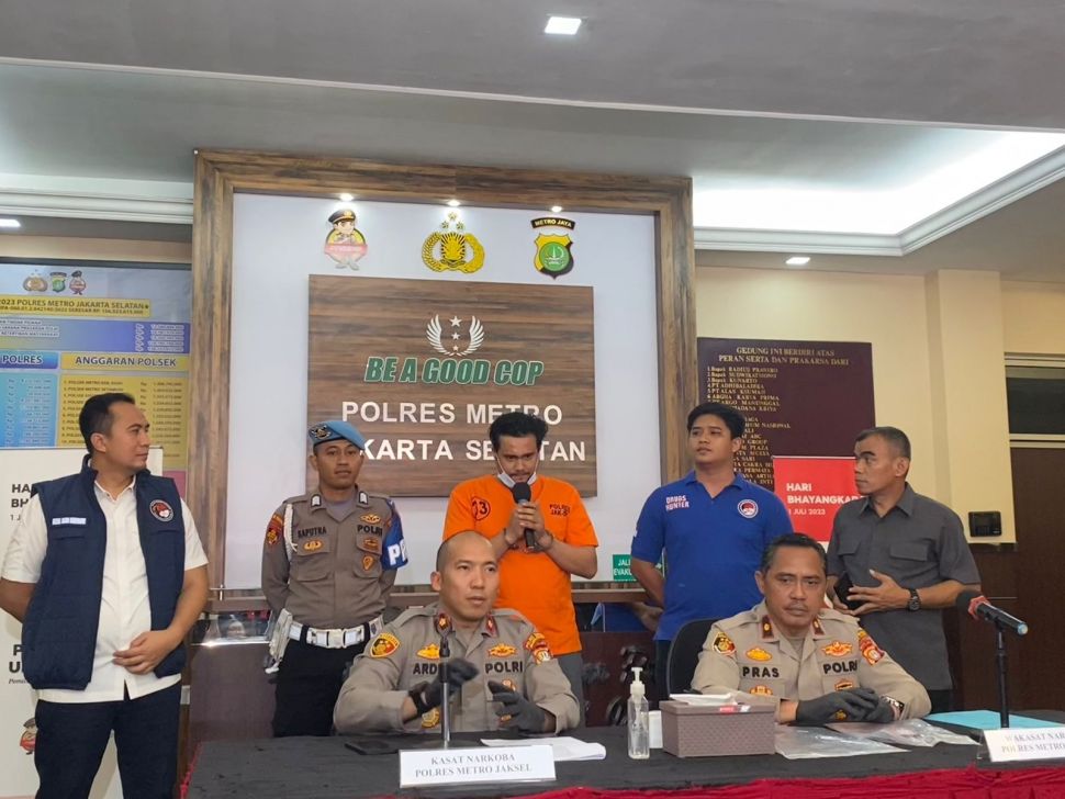 Bobby Joseph saat ditampilkan ke publik usai ditetapkan sebagai tersangka kasus narkoba di Polres Metro Jakarta Selatan, Selasa (25/7/2023). [Suara.com/Tiara Rosana]