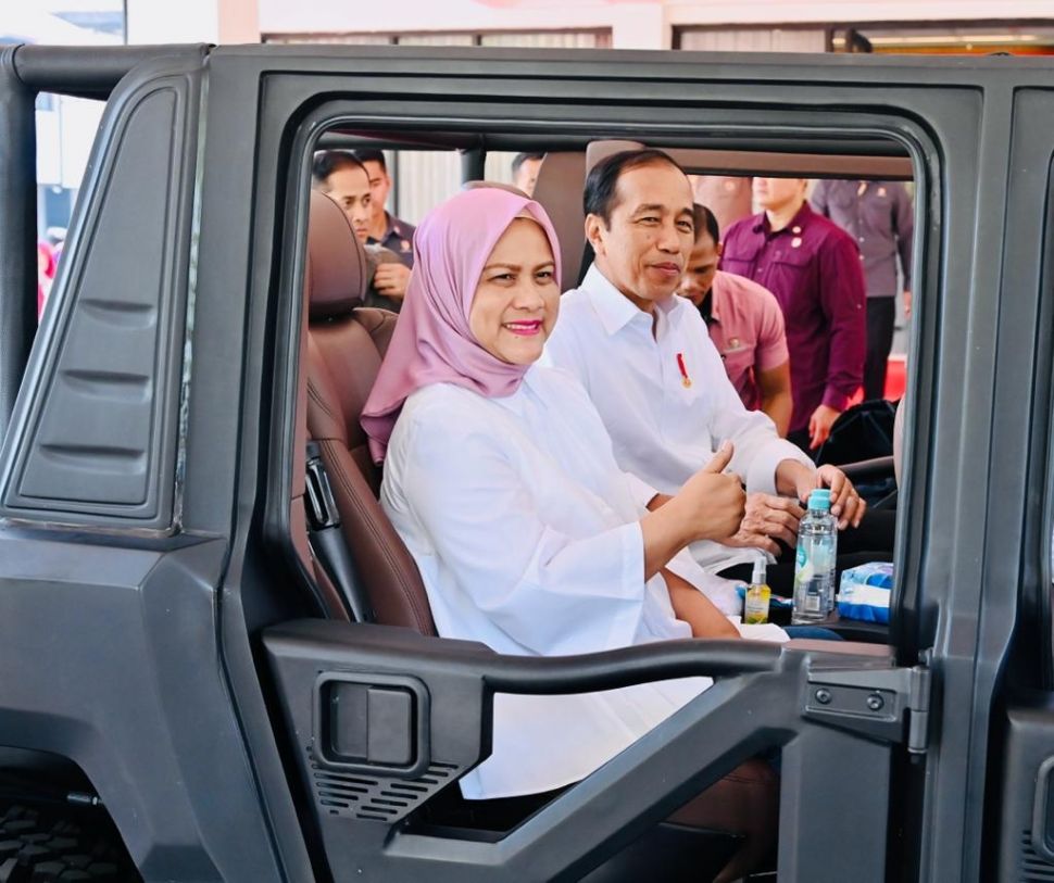 Presiden Joko Widodo bersama Ibu Negara Iriana Joko Widodo mencoba kendaraan taktis Maung 4x4 di kompleks PT Pindad (Persero), Malang, Jawa Timur, Senin (24/7/2023).  [Foto: Laily Rachev - Biro Pers Sekretariat Presiden]