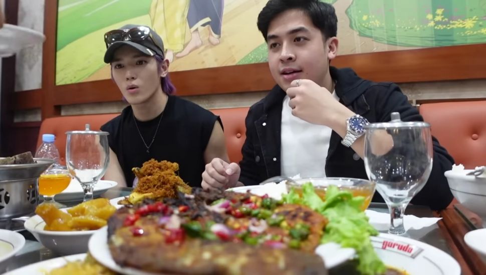 Momen Taeyong NCT Mukbang Nasi Padang. (YouTube/Nihongo Mantappu)