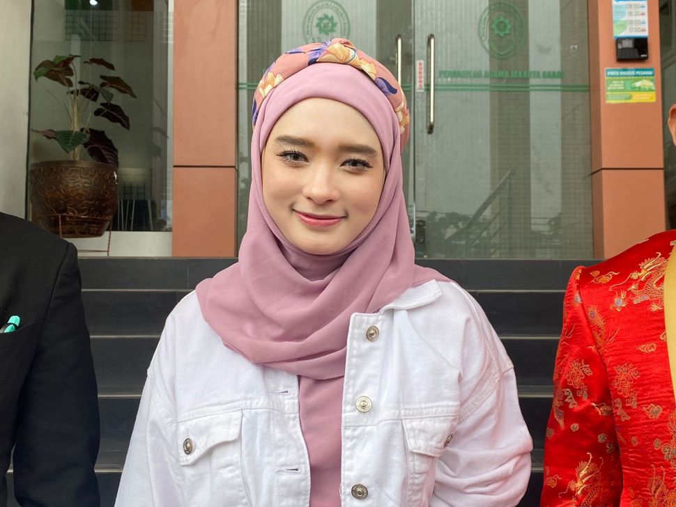 Inara Rusli usai sidang di Pengadilan Negeri Jakarta Barat, Rabu (26/7/2023). [Suara.com/Tiara Rosna]