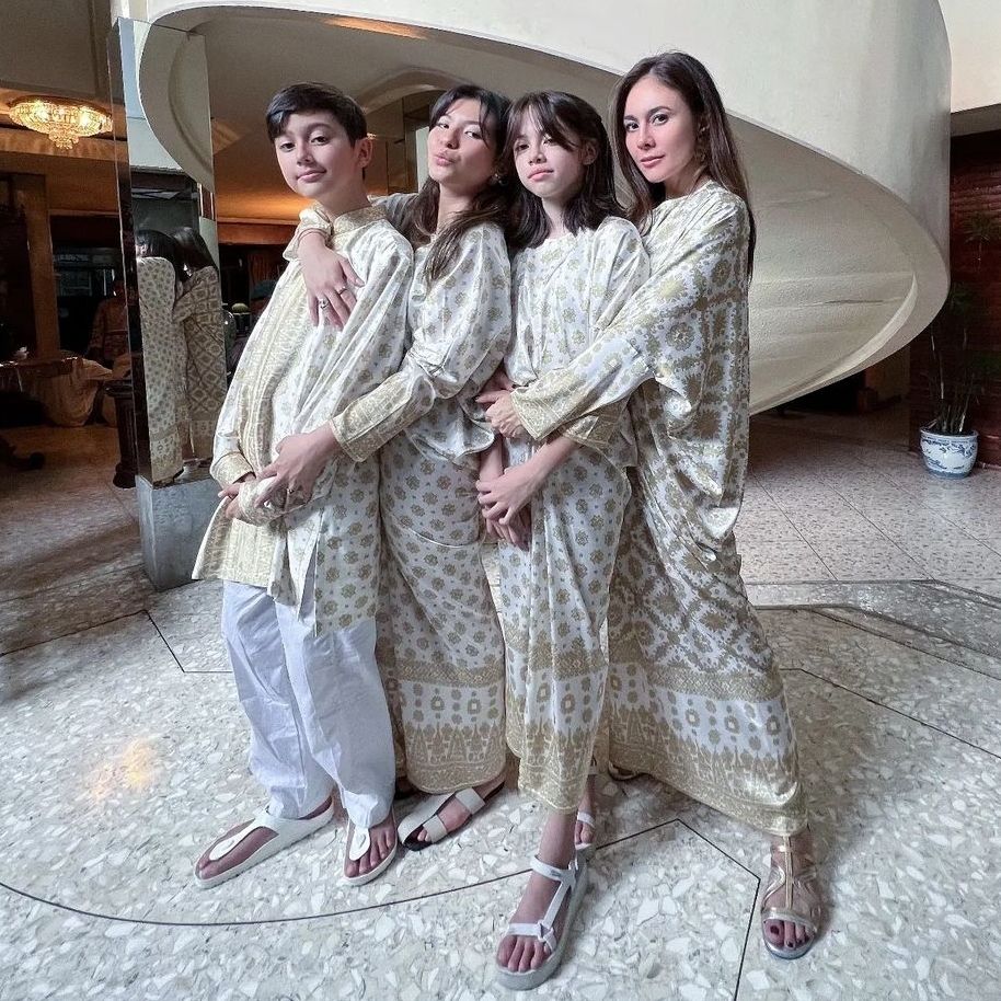 Wulan Guritno Bersama Ketiga Anaknya (Instagram)