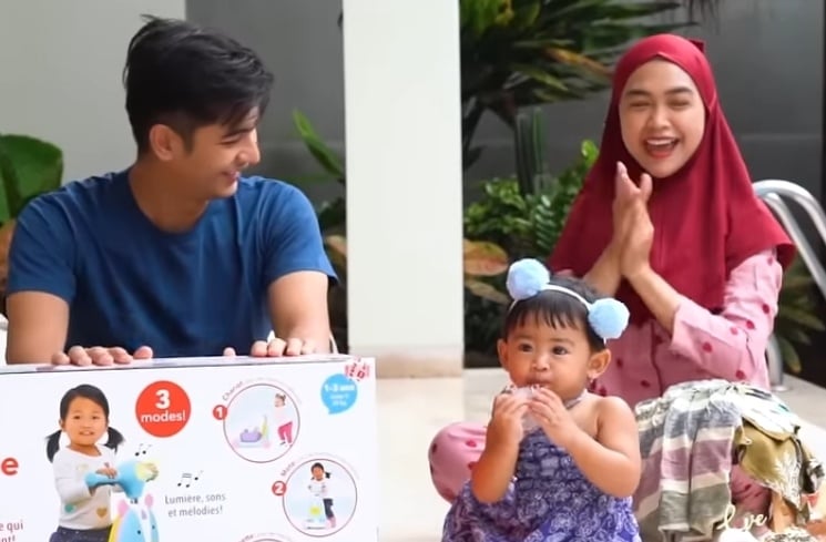 Potret Moana Rayakan Ulang Tahun bareng Nenek (YouTube/Ricis Official)