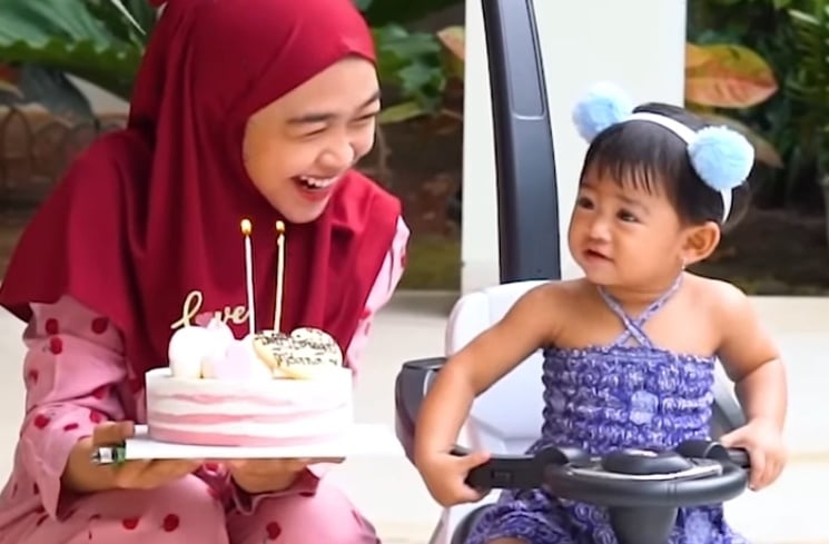 Potret Moana Rayakan Ulang Tahun bareng Nenek. (YouTube/Ricis Official)