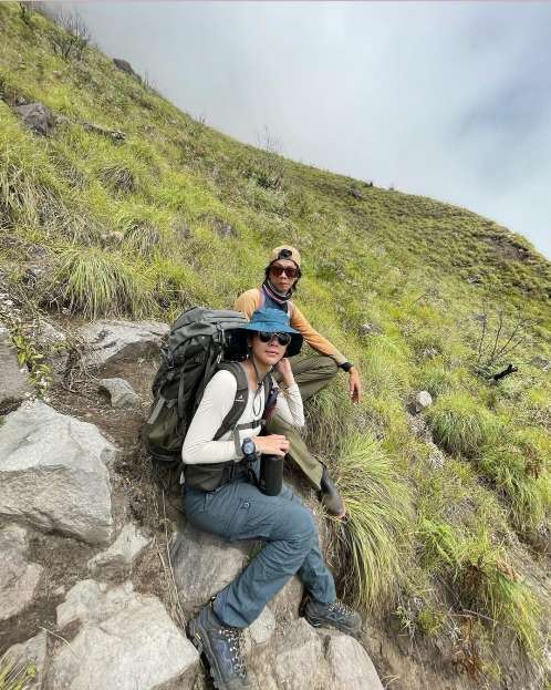 Artis Berhasil Mendaki Gunung Rinjani. (Instagram/adindathomas)