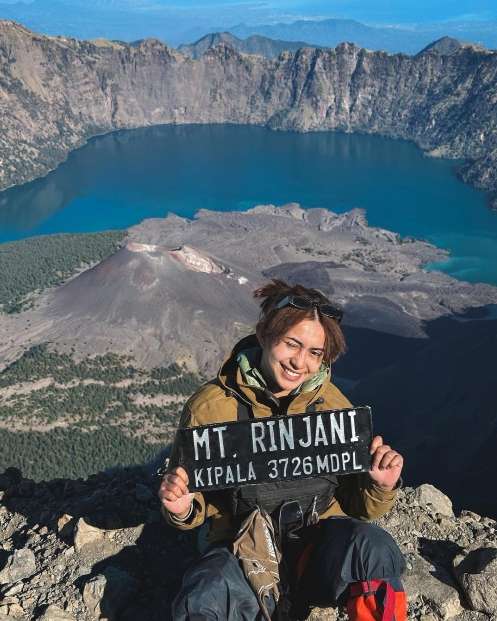 Artis Berhasil Mendaki Gunung Rinjani. (Instagram/sintyamarisca)