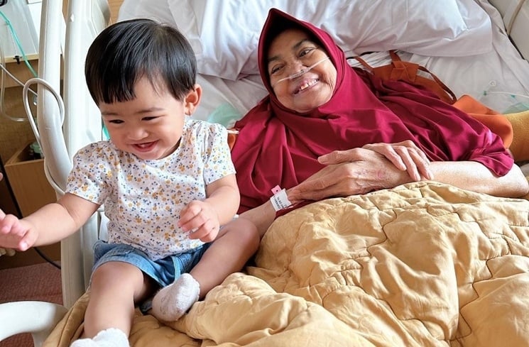 Potret Moana Rayakan Ulang Tahun bareng Nenek. (Instagram/@riaricis1795)