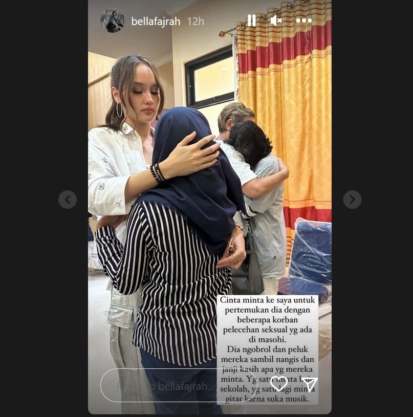 Cinta Laura menemui korban pelecehan seksual saat berkunjung ke Maluku Tengah. [Instagram @bellafajrah]