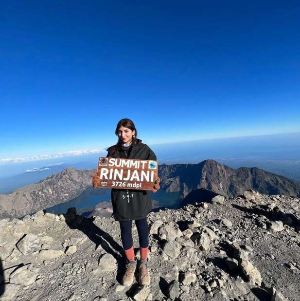 Artis Berhasil Mendaki Gunung Rinjani. (Instagram/sarahkeihl)