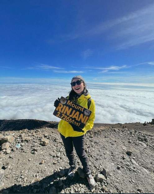 Artis Berhasil Mendaki Gunung Rinjani. (Instagram/febbyrastanty)