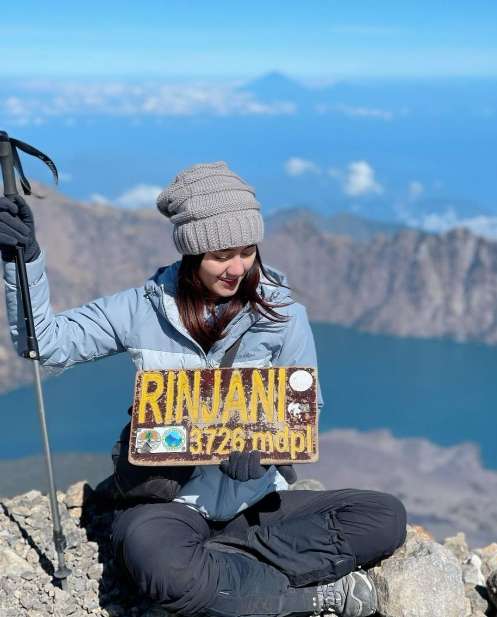 Artis Berhasil Mendaki Gunung Rinjani. (Instagram/jodileewarwick)