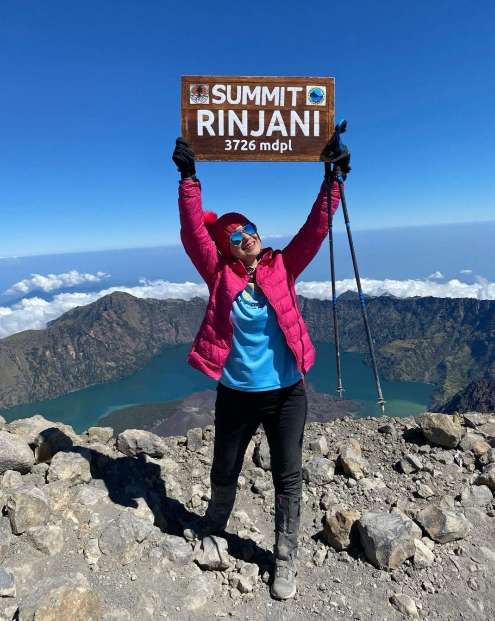 Artis Berhasil Mendaki Gunung Rinjani. (Instagram/irawbw)