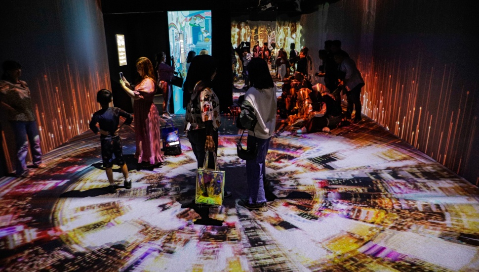 Pengunjung melihat pameran seni 'Immersive Hong Kong' di Gandaria City Mall, Jakarta, Jumat (28/7/2023). [Suara.com/Alfian Winanto]