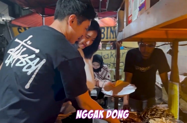 Momen Catheez Makan di Angkringan. (YouTube Catheez)