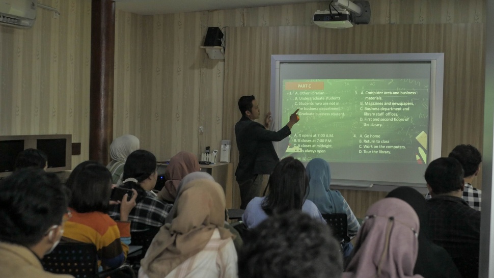 Para peserta TOEFL Preparation Yoursay mengikuti kelas yang dibimbing oleh Yosep Kurniawan, Jumat (28/7/2023).