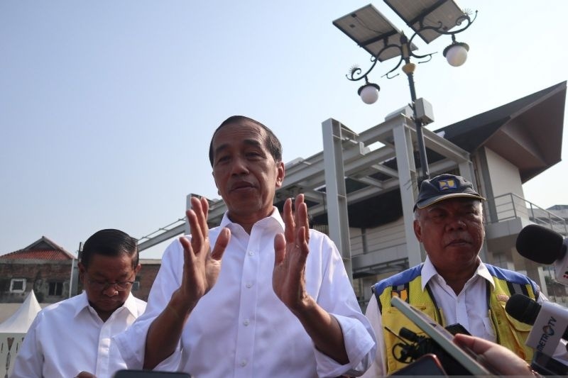 Presiden Joko Widodo memberikan keterangan kepada wartawan usai meresmikan sodetan Ciliwung, di Jakarta, Senin (31/7/2023). ANTARA/Desca Lidya Natalia