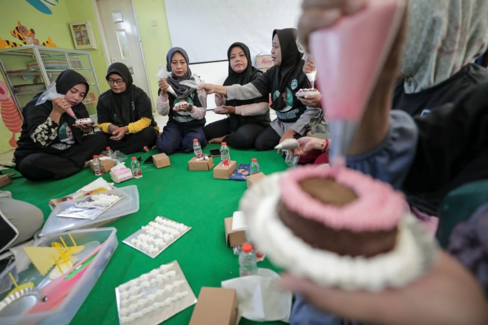 Kowarteg Indonesia berikan pelatihan usaha mikro kuliner untuk masyarakat di Genting Tambak Dalam, Kelurahan Genting, Kecamatan Asemrowo, Surabaya, Jawa Timur.