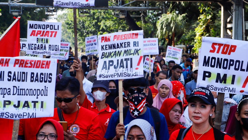 Massa yang tergabung dalam Solidaritas Perjuangan Pekerja Migran Indonesia melalukan aksi di sekitar Patung Kuda, Jakarta, Senin (31/7/2023). [Suara.com/Alfian Winanto]