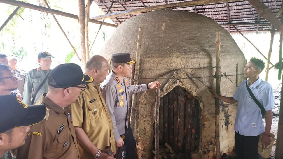 Kapolda Sumut Irjen Agung Setya Imam Effendi di lokasi pengolahan kayu bakau menjadi arang. [Ist]