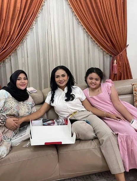 Potret Kedekatan Aurel Hermansyah dan Amora Lemos. (Instagram/krisdayantilemos)