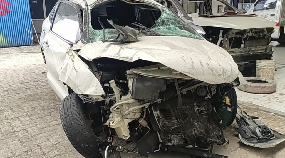 Penampakan mobil yang dikendarai Rendy Kjaernett dan Lady Nayoan yang mengalami kecelakaan di Tol Jatibening, Bekasi pada Selasa (2/8/2023). [Tiara Rosana/Suara.com]