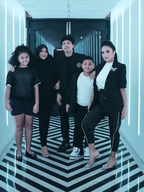 Potret Kedekatan Aurel Hermansyah dan Amora Lemos. (Instagram/krisdayantilemos)