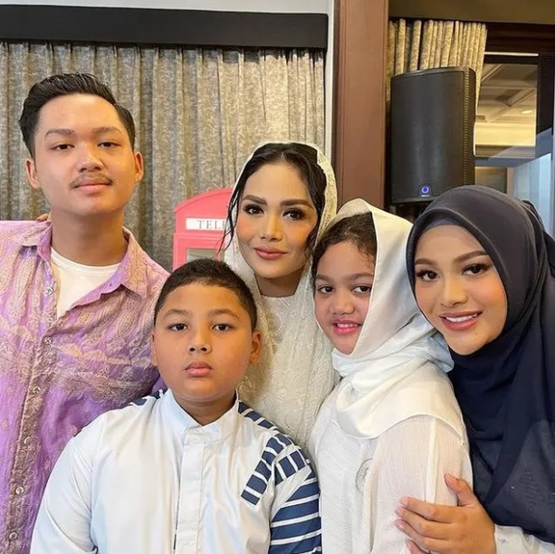 Potret Kedekatan Aurel Hermansyah dan Amora Lemos. (Instagram/krisdayantilemos)