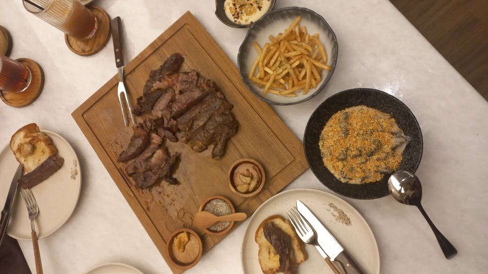 Daging steak dari sapi black angus di SALT & SIZZLE di Senopati Jakarta Selatan. (Dini/Suara.com)