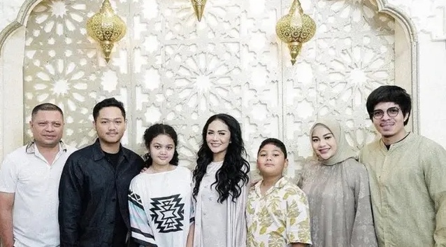 Potret Kedekatan Aurel Hermansyah dan Amora Lemos. (Instagram/krisdayantilemos)