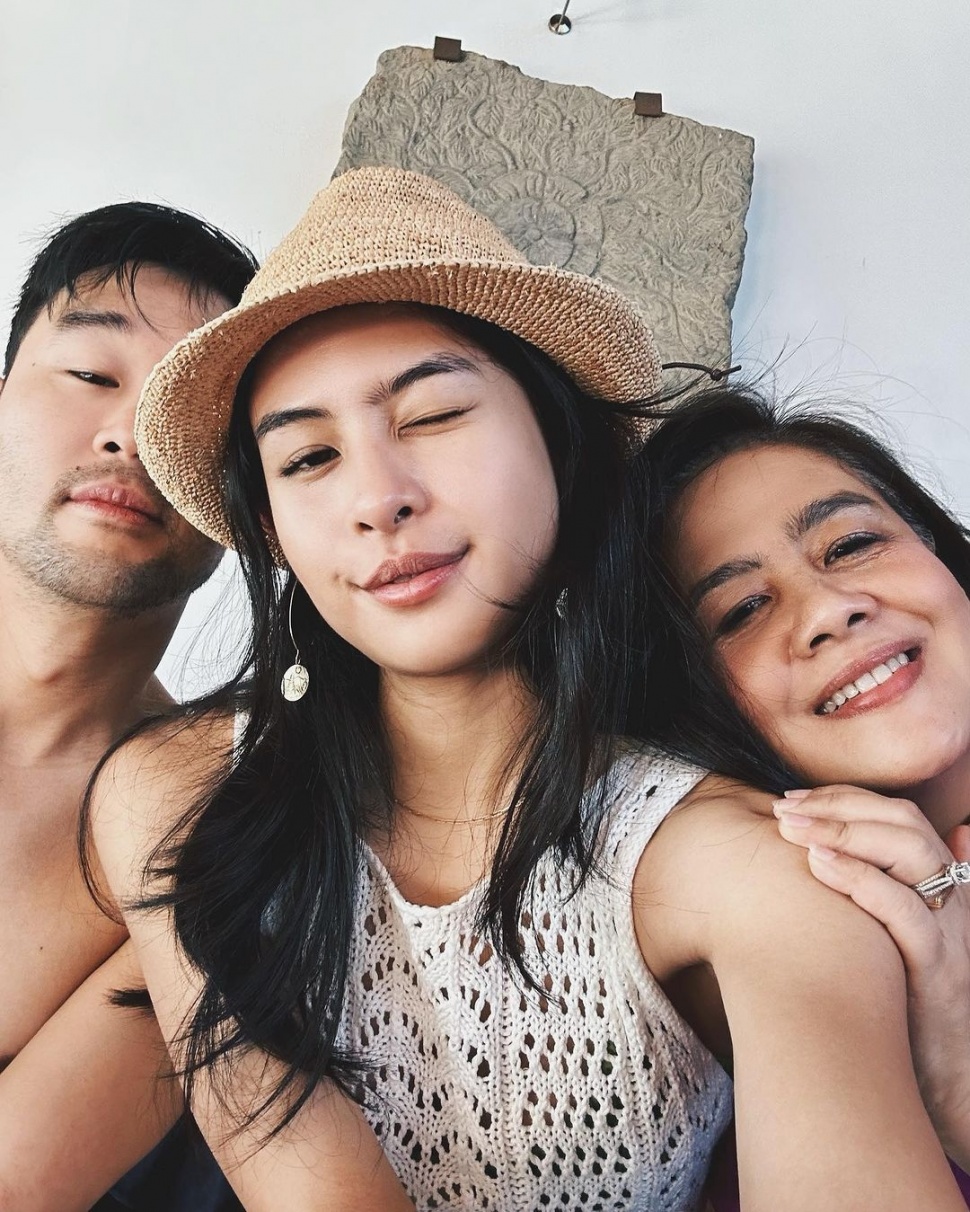 Maudy Ayun bersama sang suami, Jesse Choi dan ibunda, Mauren Jasmedi. [Instagram]