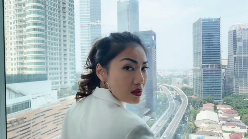 Gaya Seksi Formal Inge Anugrah Bikin Mantan Nyesal (TikTok)