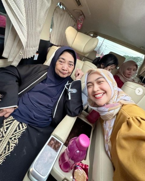 Ria Ricis dan ibunya yang sedang sakit (Instagram)