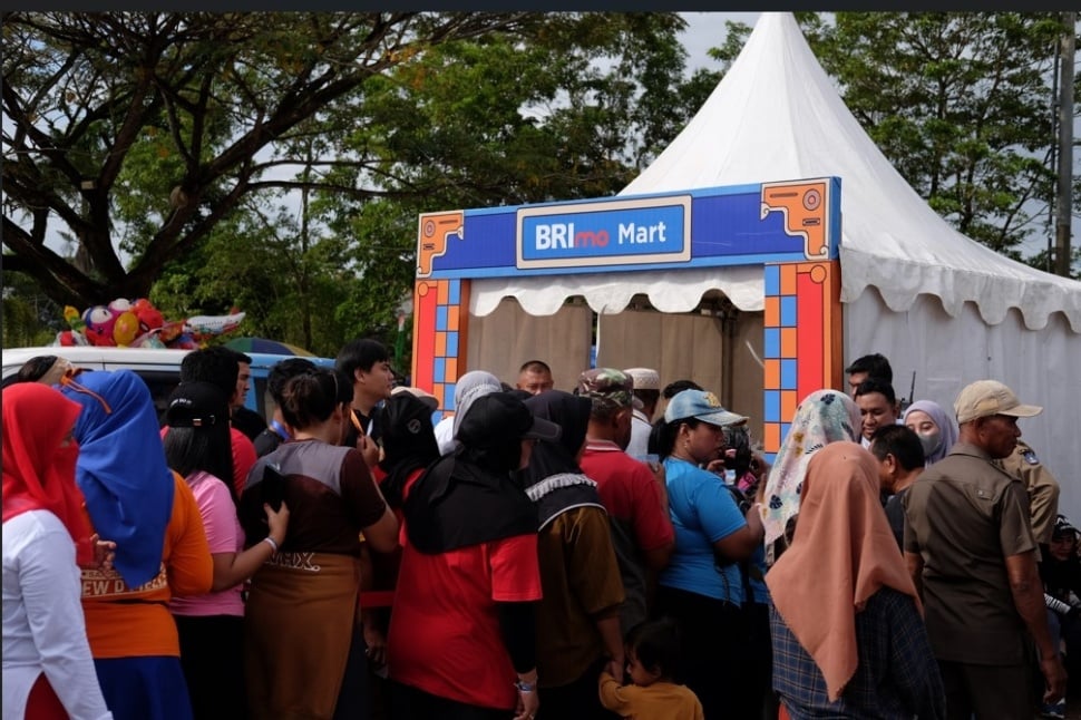 Antrean mengular di stand BRImo Mart di Pesta Rakyat Simpedes Kendari 2023. (Dok: Suara.com)