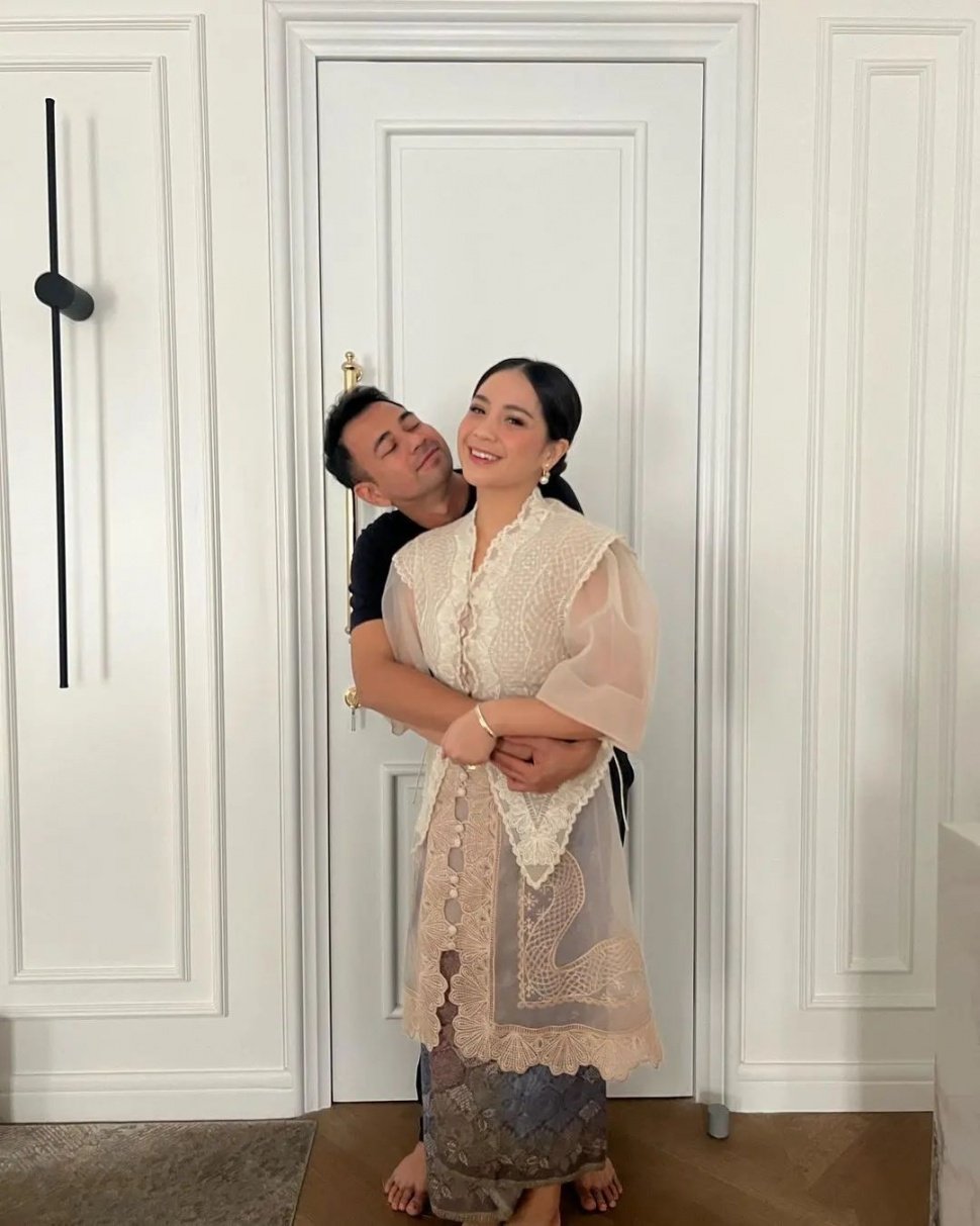 Raffi Ahmad terlihat begitu memuji kecantikan sang istri, Nagita Slavina saat mengenakan kebaya putih. [Instagram]