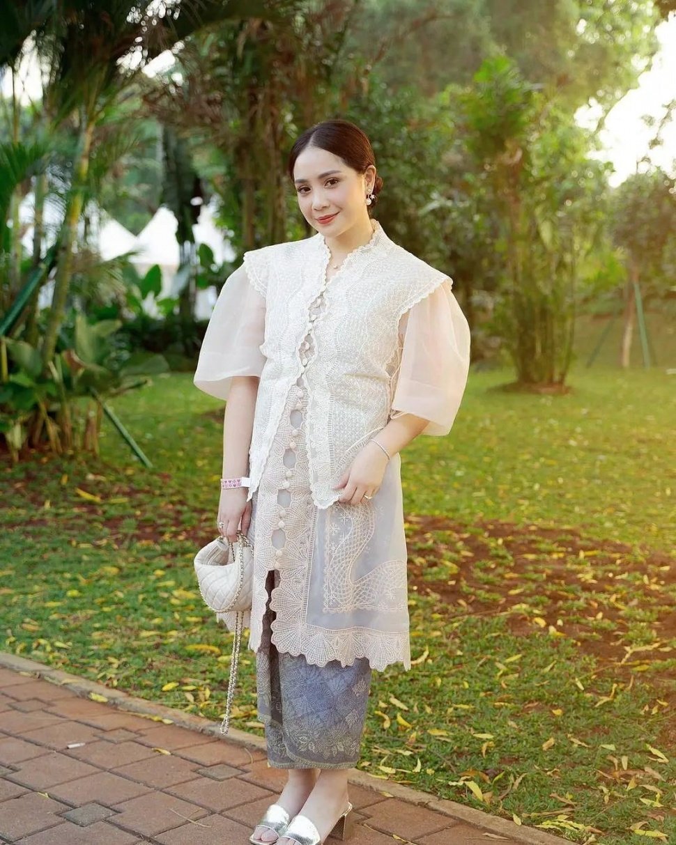 Nagita Slavina tampil cantik berkebaya putih saat tampil di acara "Istana Berkebaya" di Istana Presiden, Jakarta, Minggu (7/8/2023). [Instagram]