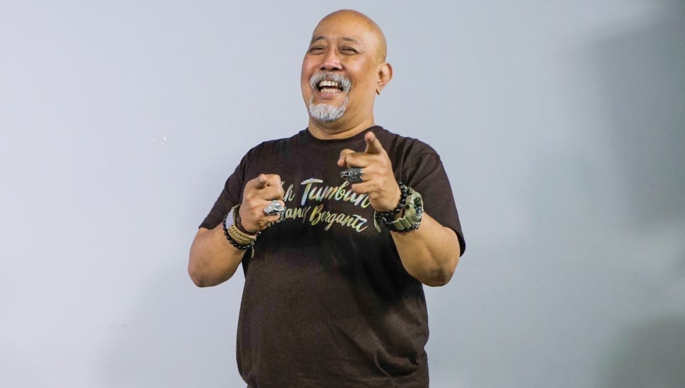 Aktor Indro Warkop berpose saat berkunjung ke Kantor Suara.com di Kuningan, Jakarta, Rabu (9/8/2023). [Suara.com/Alfian Winanto]