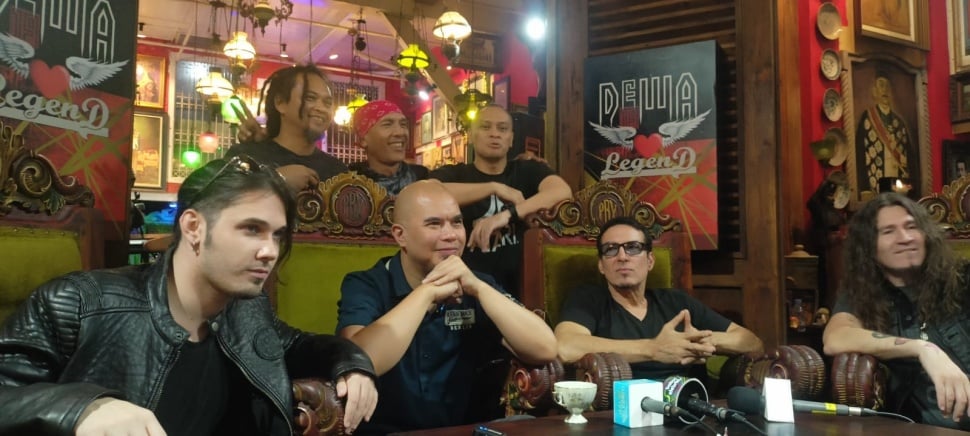 Dewa 19 bersama sederet musisi ternama Amerika Serikat di rumahnya kawasan Pondok Indah, Jakarta Selatan pada Kamis (10/8/2023) [Suara.com/Rena Pangesti]