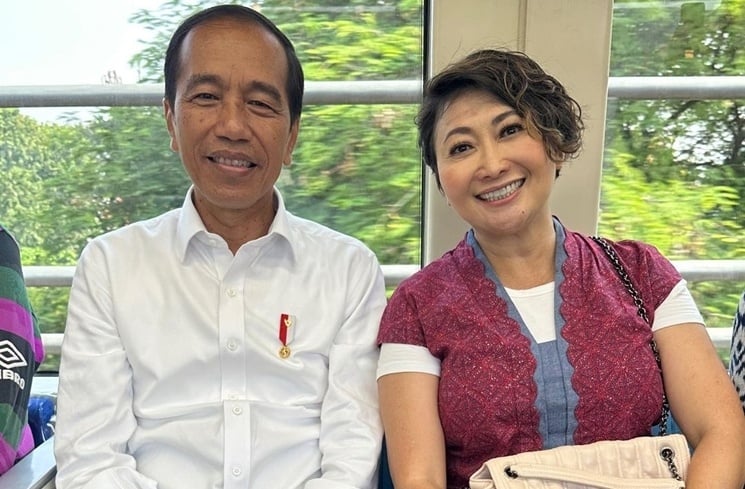 Potret Artis Jajal LRT Bareng Pak Jokowi (Instagram/@indybarends)