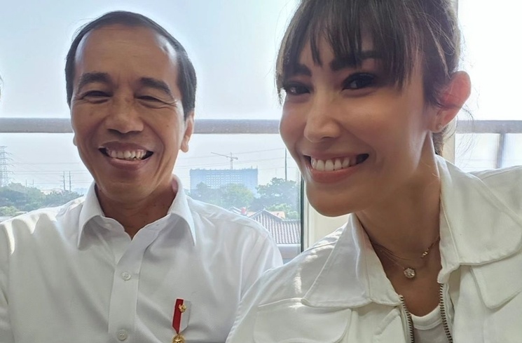 Potret Artis Jajal LRT Bareng Pak Jokowi (Instagram/@mrsayudewi)