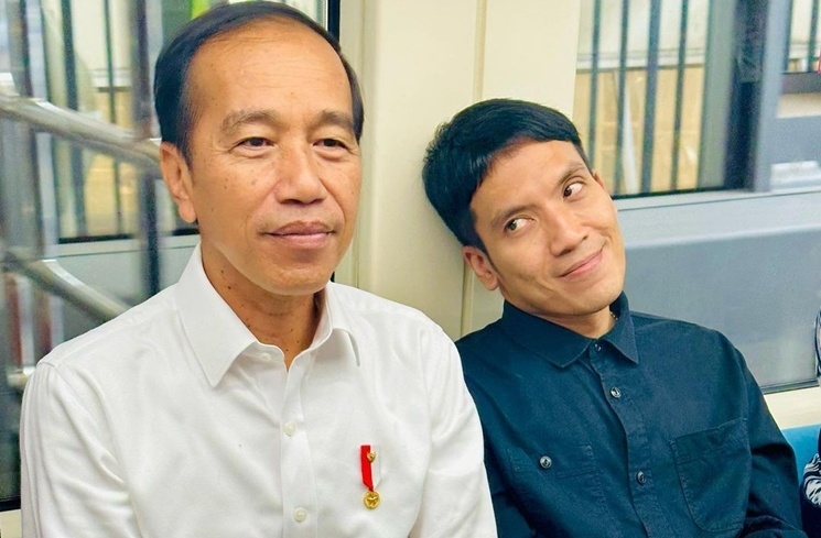 Potret Artis Jajal LRT Bareng Pak Jokowi (Instagram/@desta80s)