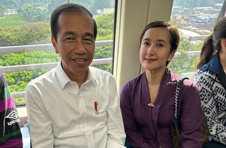 Potret Artis Jajal LRT Bareng Pak Jokowi (Instagram/@widimulia)