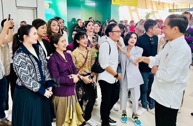 Potret Artis Jajal LRT Bareng Pak Jokowi. (Instagram/@jokowi)