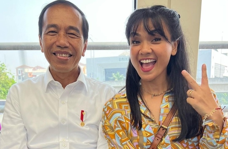 Potret Artis Jajal LRT Bareng Pak Jokowi (Instagram/@nirinazubir_)