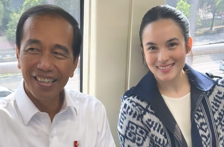 Potret Artis Jajal LRT Bareng Pak Jokowi (Instagram/@chelseaislan)