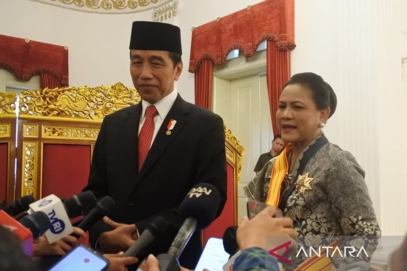 Presiden Joko Widodo bersama Ibu Negara Iriana Joko Widodo memberikan keterangan kepada wartawan di Istana Kepresidenan Jakarta, Senin (14/8/2023). ANTARA/Indra Arief Pribadi