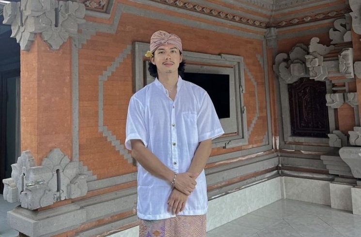 Artis Rayakan Hari Raya Kuningan (Instagram/@lee_kurniawan)