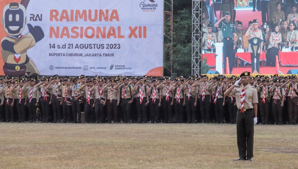 Anggota Pramuka saat mengikuti upacara pembukaan  Raimuna Nasional (Rainas) XII di Bumi Perkemahan Cibubur, Jakarta, Senin (14/8/2023). [Suara.com/Alfian Winanto]