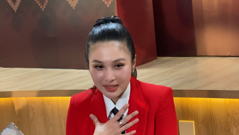 Sandra Dewi di kawasan Melawai, Jakarta Selatan, Rabu (16/8/2023). [Suara.com/Adiyoga Priyambodo]