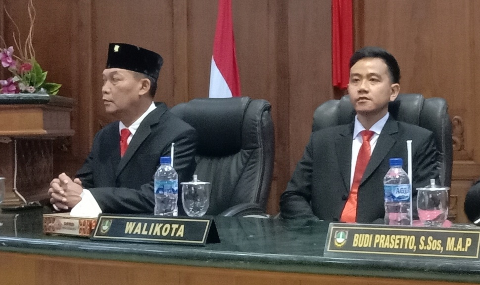 Wali Kota Solo Gibran Rakabuming Raka dan Wakil Wali Kota Solo Teguh Prakosa saat menghadiri rapat paripurna DPRD Solo dalam rangka mendengarkan pidato kenegaraan Presiden Jokowi. [Suara.com/Ari Welianto]