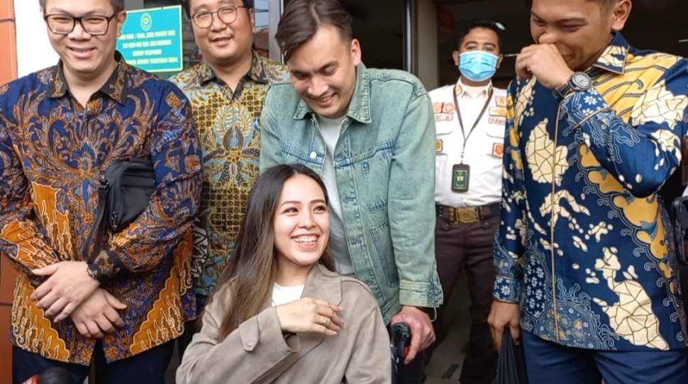 Rendy Kjaernett dan Lady Nayoan usai mediasi di Pengadilan Negeri Bekasi, Rabu (16/8/2023). [Suara.com/Tiara Rosana]