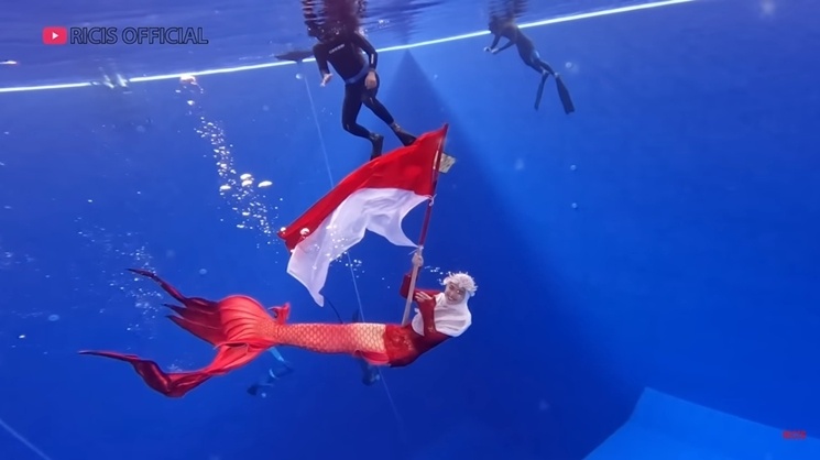 Pakai Kostum Mermaid Intip 10 Potret Ria Ricis Kibarkan Bendera Merah Putih Di Dalam Air Rotasi 